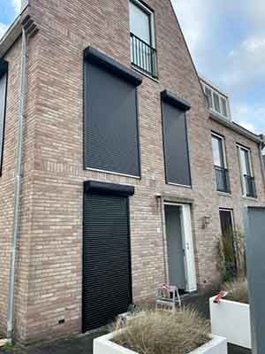 Zwarte rolluiken leusden